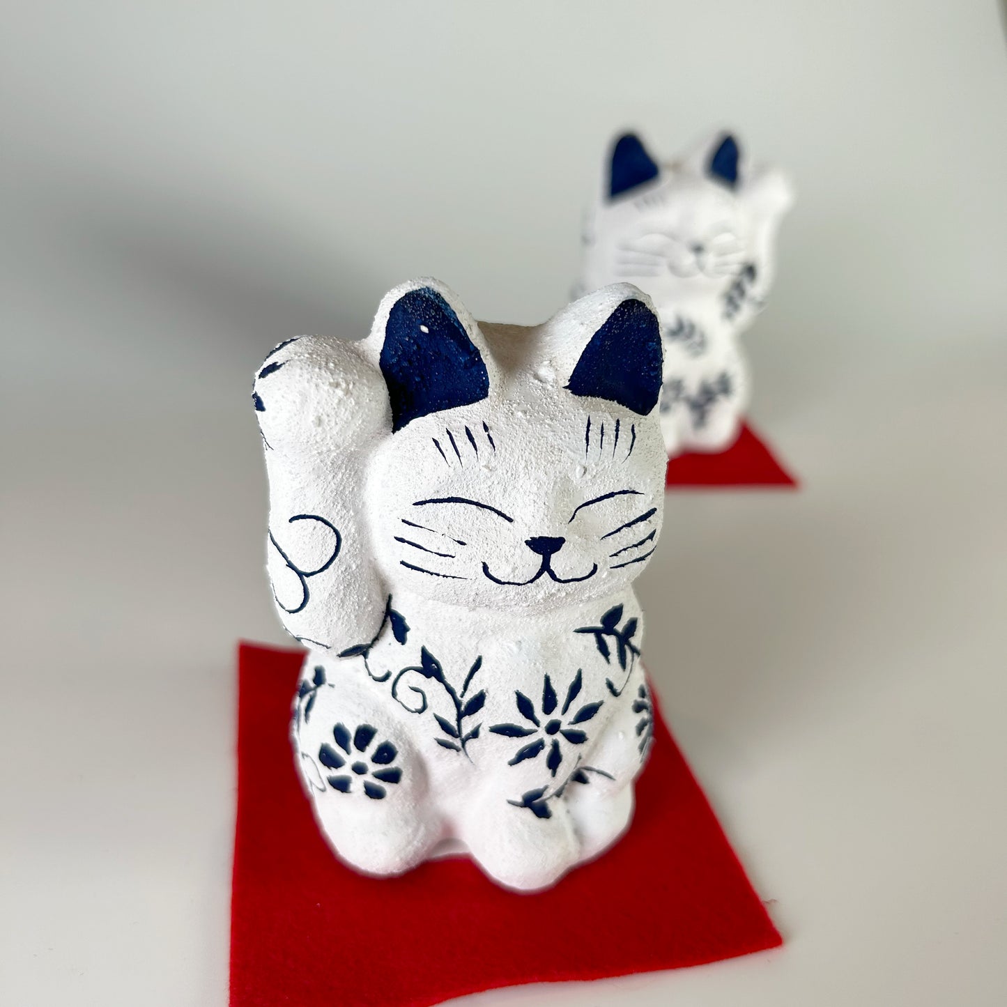 玩古庵 8号招き猫 漆喰加工 白フラワーリーフ